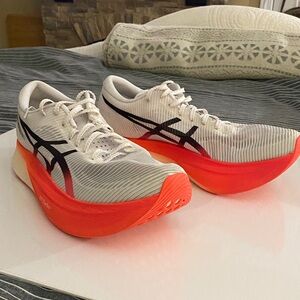 ASICS Metaspeed Edge+
White Sunrise Red